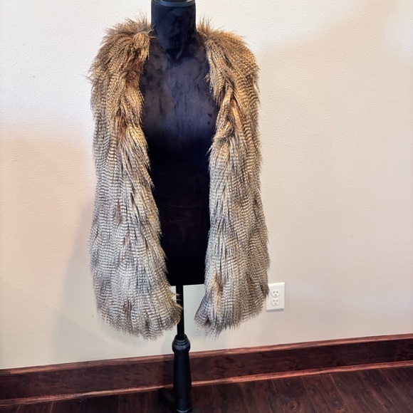 Show Me Your MuMu Luis Faux Chillah Feather Vest, Medium, Festival Boho Western - Picture 3 of 15